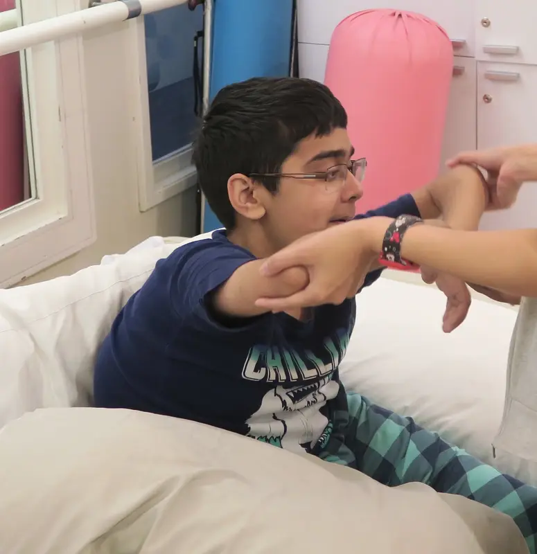 سيف أثناء جلسة علاج طبيعي