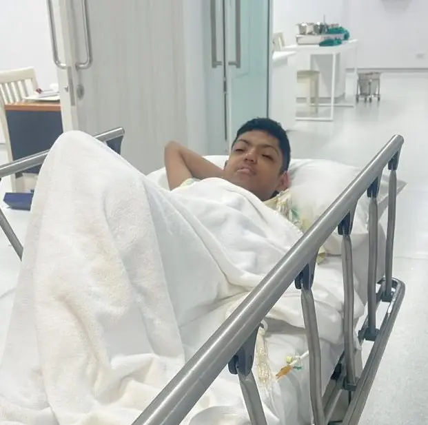 قصة علي: السنسنة المشقوقة والعلاج بالخلايا الجذعية في بايكه
