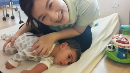 مريض الشلل الدماغي زيدان مع معالجه